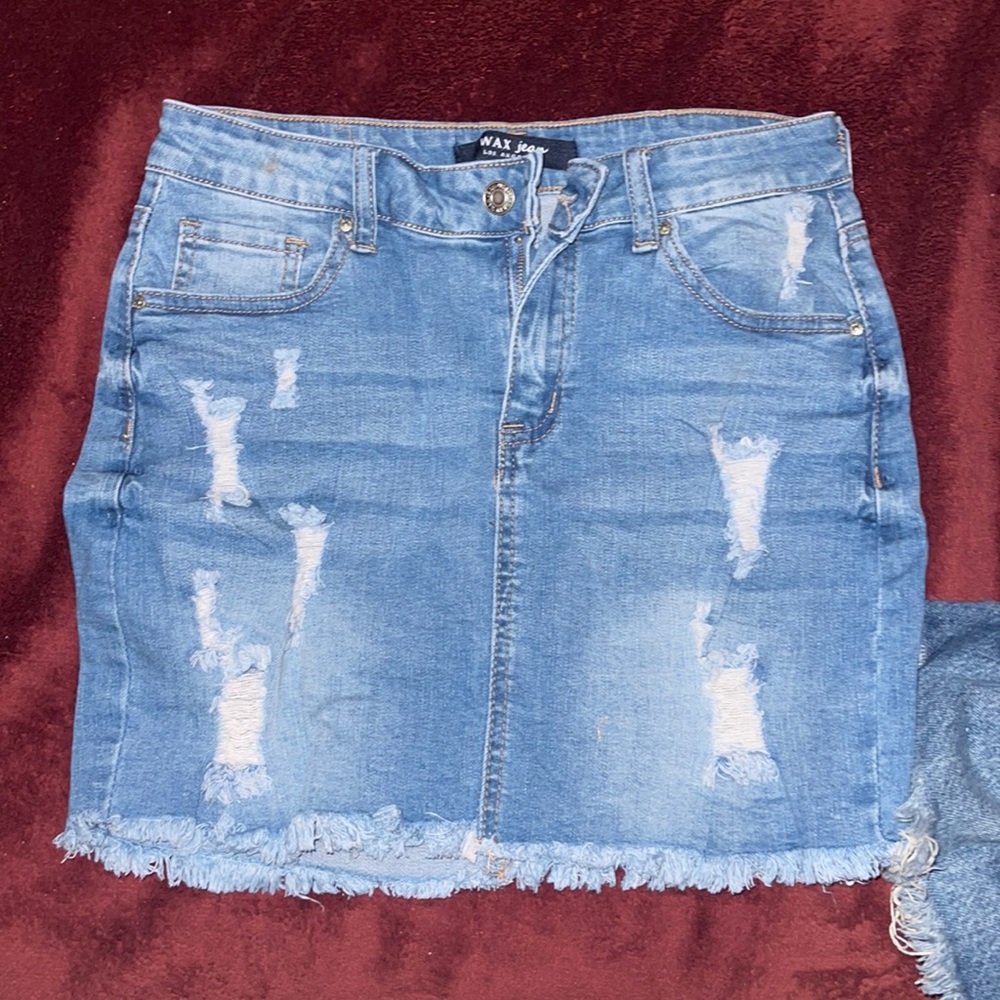 Cute jean skirt size M . Never worn